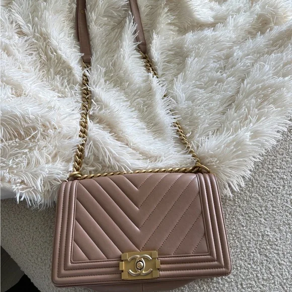 CHANEL Tan Gold Crossbody Bag with Chevron Quilting - Picture 6 of 8
